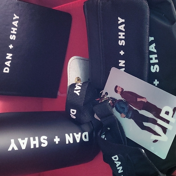 Dan + Shay VIP Set - Picture 3 of 4